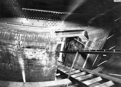 407091 Interieur van de watertoren aan de Lauwerhof te Utrecht: trap tussen de lekzolder en het reservoir.